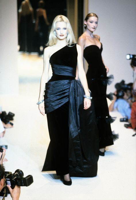 Givenchy Fall 1995 Couture Collection - Vogue Givenchy Haute Couture, Karen Mulder, Givenchy Fashion, Givenchy Couture, Givenchy Dress, 90s Runway Fashion, Runway Fashion Couture, Vintage Runway, Fashion Moments