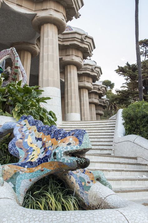 El famoso parque güell ubicado en barcel... | Premium Photo #Freepik #photo #edificio #animal #arte #arquitectura Parque Guell, Barcelona Pictures, Parc Guell, Park Guell, Gaudi Barcelona, Spanish Garden, Spain Barcelona, Antoni Gaudi, Travel List