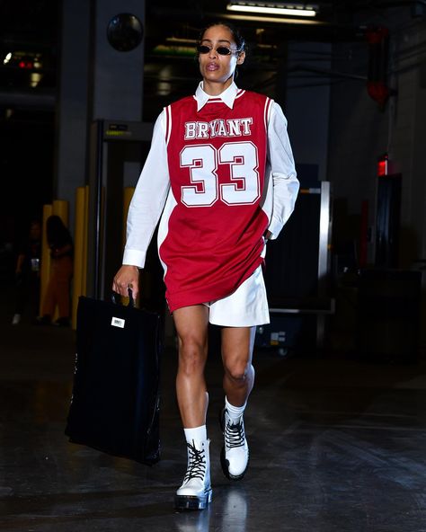 hoop jerseys aren’t easy to style, but i’m kinda messing with the ladies are layering ‘em with a collared shirt. Jerseys Outfit, Sports Jersey Outfit, Basketball Jersey Outfit, Kobe Bryant Shirt, Skylar Diggins, Baggy Fashion, Basketball Clothes, Fair Play, Jersey Outfit