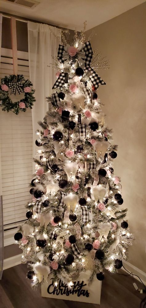 Rose Gold And Black Christmas Tree, Black White And Pink Christmas Decor, Pink Farmhouse Christmas Tree, Pink Black Christmas Tree, White Christmas Tree With Black Ornaments, Black And Pink Christmas Decor, Pink Black And White Christmas Tree, Pink Black Silver Christmas Tree, Black And Pink Christmas Tree Ideas