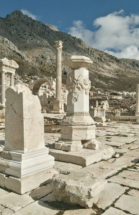 Ancient Buildings Architecture, Ancient Greece Aesthetic, City Ruins, Brutalism Architecture, Classical Antiquity, Roman Architecture, Castle Ruins, Landscape Pictures, Ancient Architecture