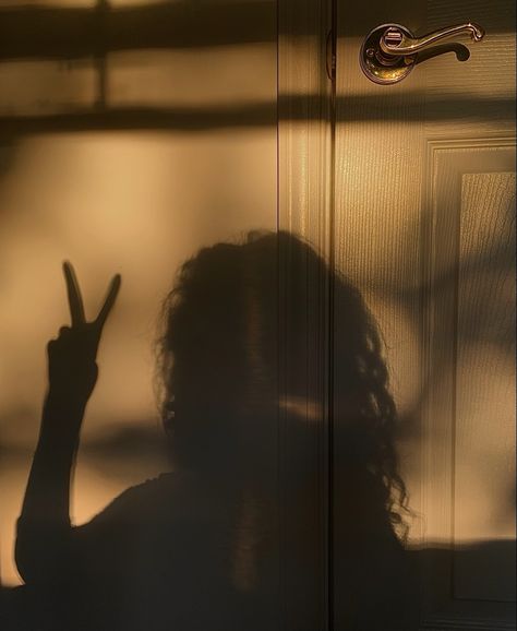 shadow girl aesthetic sunset silhouette photography curly hair teen tumblr Curly Aesthetic Wallpaper, Brown Curly Hair Aesthetic Faceless, Curly Hair Shadow, Shadow Girl Aesthetic, Curly Hair Aesthetic Faceless, Diana Sanchez, Shadow Pics, Sunset Shadow, Dark Curly Hair