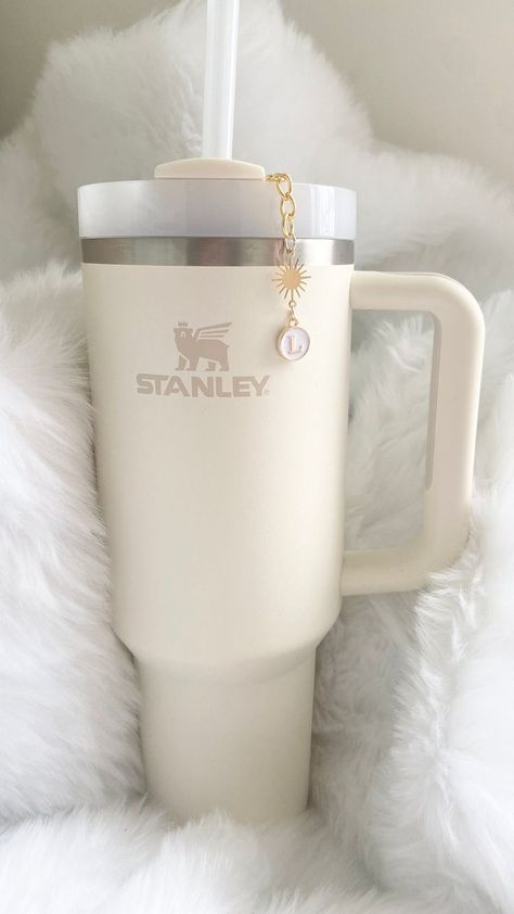 with Lid and Straw for Water, Iced Tea or Coffee, Smoothie and More Cream Stanley, Copo Stanley, Boba Recipe, Valentines Day Baskets, Trendy Water Bottles, Engraved Tumblers, Stanley Cups, Nurses Week Gifts, Coffee Smoothie