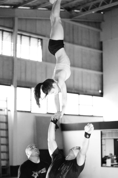 cheerleading. FOLLOW me in my TWITTER: @nayviessgarcia y te doy FOLLOW aqui :D Acro Moves, Cheer Wallpapers, Hand Balancing, Cross Fitness, Crossfit Inspiration, Cheer Life, Cheer Stunts, Cheer Outfits, Cheer Dance