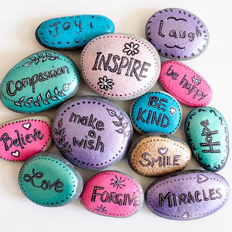 Word Rocks - Paint several of rocks with inspirational words and leave them at random places for people to find. A great activity for kids. Diy Painted Rocks, Inspirational Rocks, Happy Rock, Quotes Ideas, Painted Rocks Kids, Painted Rocks Craft, Painted Rocks Diy, Rock Painting Ideas Easy, Rock Painting Patterns