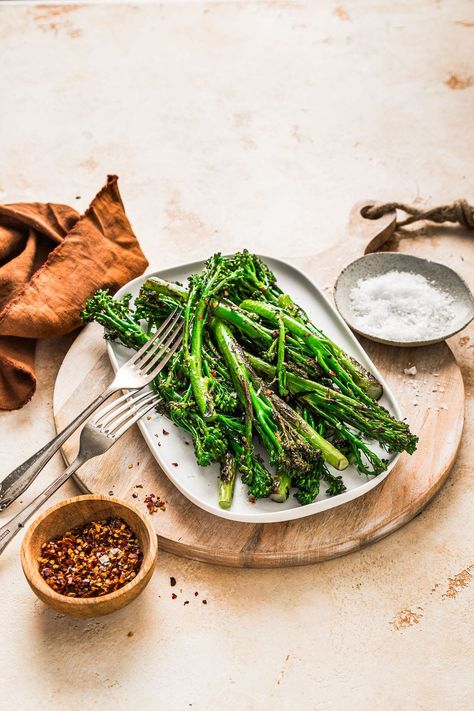 The best-ever easy broccolini recipe! With just a few simple ingredients and 15 minutes you can make this delicious vegetable side dish. A must-try healthy recipe. Broccolini Recipe Side Dishes, Easy Broccolini Recipe, Meal Prep Overnight Oats, Food Inspiration Healthy, Recipe Side Dishes, Broccolini Recipe, High Protein Pasta, Protein Pasta, Vegetable Side Dish