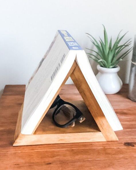 Diy Book Holder, Wood Book Stand, Diy Bookends, Book Holder Stand, Wood Scraps, Diy Wooden Projects, Paper Bookmarks, Currently Reading, Book Holder