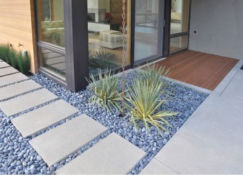 Modern pathway design ideas to increase the value of your home Paving Ideas, Modern Front Yard, Beautiful Home Gardens, Rock Garden Design, Garden Paving, Stone Walkway, Modern Landscape Design, Have Inspiration, Side Yard