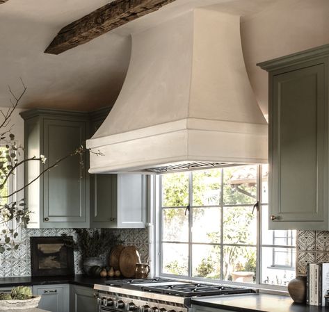 6 Unique Range Hood Inspirations To Elevate Your Kitchen Unique Range Hood, Range Hood Ideas, Metal Range Hood, Minimal Kitchen Design, Hood Ideas, Colorful Backsplash, Kitchen Storage Space, Beautiful Kitchen Designs, New Kitchen Designs