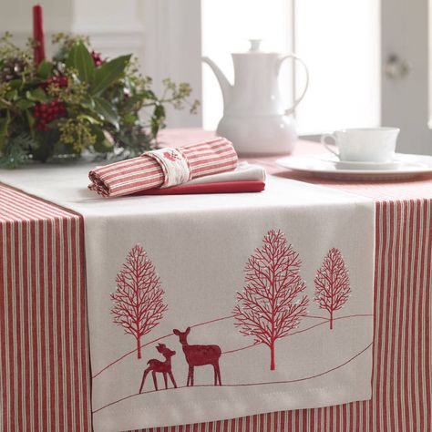 Are you interested in our Reindeer Linen Runner ? With our Linen Table Runner with Reindeer design you need look no further. Xmas Table Runners, Bordados Tambour, Embroidery Painting, Christmas Tree On Table, Christmas Table Linen, Printed Table Runner, Cabin Christmas, Christmas Linen, Christmas Idea