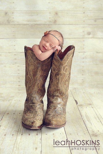 Lyric might fit.... If not I can wait till she can stand by her self and put mommy's or daddy's shoes on her feet. Country Babies, Baby Cowboy Boots, Foto Newborn, Kind Photo, Baby Fotografie, Cowboy Baby, Newborn Pics, Foto Baby, Foto Tips