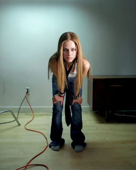 AVRIL LAVIGNE BRAZIL FANPAGE | Let Go era 🤍 📸 Joe Fornabaio Shoot (2002) #avrillavigne #letgo #anythingbutordinary #photoshoot #rock #2002 #blackstar… | Instagram Avril Lavigne 2002, Avril Lavigne Let Go, Metal Meme, Avril Lavigne Photos, Avril Lavigne Style, Kellan Lutz, Elizabeth Gillies, Good For Her, Ellie Goulding