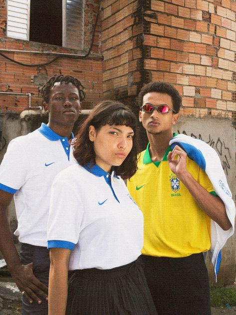 The new Brazil jersey in the streets of São Paulo Nike Editorial, Brazil Jersey, Football Jersey Outfit, Jersey Fashion, Grunge Jeans, Football Fashion, Jersey Outfit, Racing Shirts, Black Culture