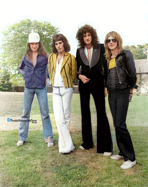 #Queen#Smile#Brian#Roger#John#Freddie#May#Deacon#Taylor#Mercury Queen Fashion Band, Roger Taylor Outfit Inspiration, Outfits Inspired By Queen Band, Queen Band Outfits, Brian May Pfp, Roger Taylor Outfits, Queen Inspired Outfits Band, Freddie Mercury Fashion, Queen Matching Pfp