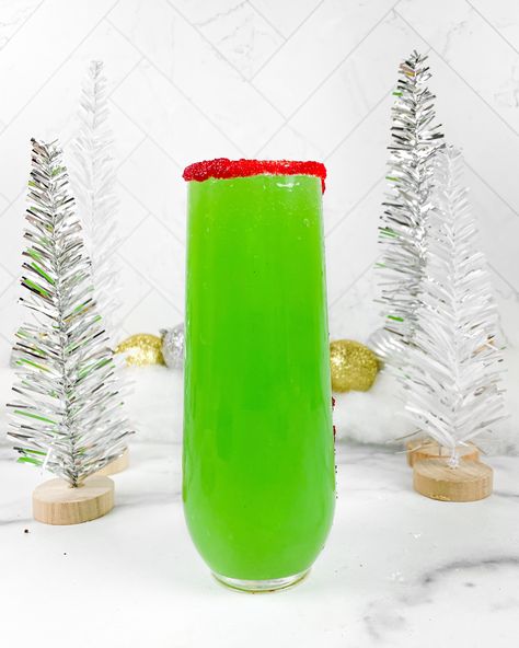 Grinch Mimosa Grinch Drinks For Adults, Grinch Mimosa Recipe, Christmas Mimosa Recipe, Grinch Brunch, Grinch Mimosa, Grinch Christmas Party Ideas, Christmas Brunch Drinks, Mimosa Flight, Christmas Mimosas