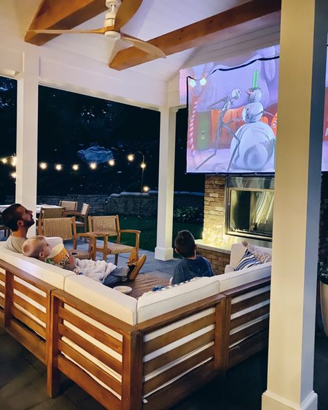 Outdoor Theater Ideas, Movie Night Party Ideas, Diy Backyard Movie, Backyard Movie Night Party, Diy Backyard Movie Night, Night Party Ideas, Outdoor Projector Screen, Outdoor Movie Night, Outdoor Movie Theater