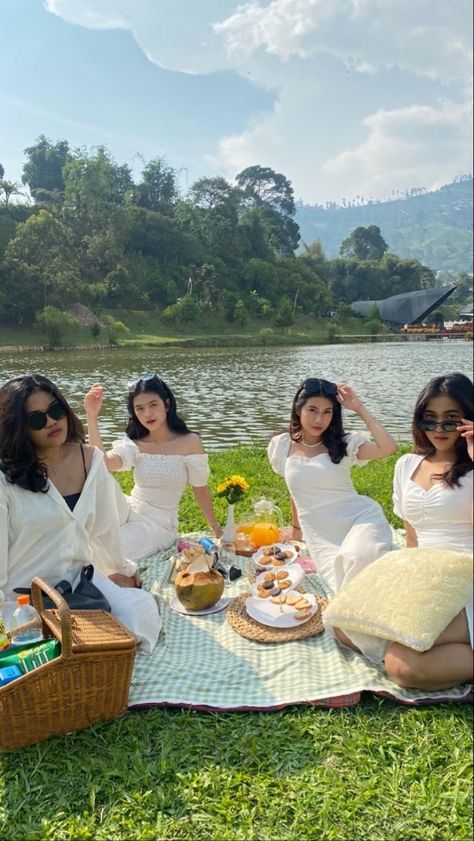 Picnic Picture Ideas Instagram, Picnic Poses With Friends, Picnic Photoshoot Friends, 7 Siblings, Picnic Photo Shoot, Picnic Pictures, Picnic Planning, Picnic Photography, Picnic Activities