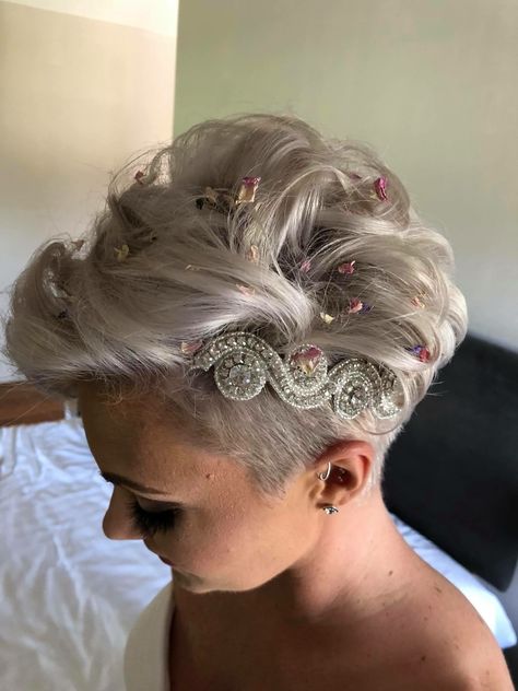 Wedding Hairstyles For Short Hair Pixie, Pixie Cut Wedding Hair, Pixie Cut Bride, Pixie Cut Wedding Hairstyles, Pixie Wedding Hairstyles, Pixie Wedding Hair, Cute Wedding Hairstyles, Short Bridal Hair, Prom Hairstyles For Short Hair