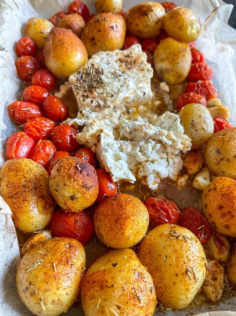 This is one of my favorite side dishes to make that everyone in the family enjoys! It is the ... Feta Bake, Bake Healthy, Dishes To Make, Greek Potatoes, Healthy Mood, Regional Food, Baked Tomatoes, Favorite Side Dish, Tomato Recipes