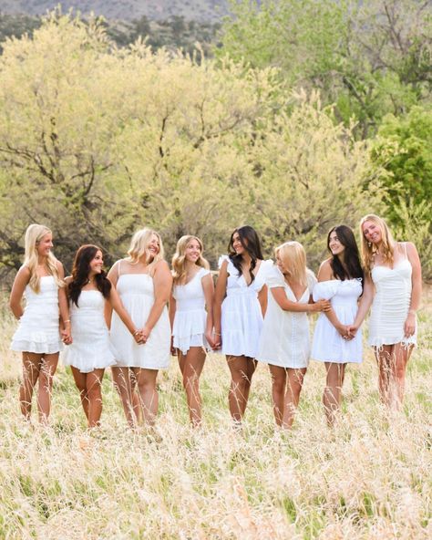 Group Poses 8 People, Big Group Photoshoot, Big Group Picture Ideas, Senior Group Photos, Sorority Senior Photoshoot, Senior Friends Pictures, Senior Photos With Friends, White Dress Group Photoshoot, Sorority Profile Picture Ideas