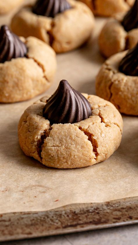 ✨ NEW! Almond Flour Peanut Butter Blossom Cookies! 🥜🍫 These Almond Flour Peanut Butter Blossom Cookies are a simple gluten-free, vegan version of the popular peanut butter blossoms we all love so much! The almond flour peanut butter cookies are made with only 6 ingredients and then garnished with a dairy-free homemade chocolate candy kiss. Head to my blog for my recommended candy kiss mold, my tips for how to keep the chocolate stuck in the cookie but not melting, and of course grab the reci Almond Flour Peanut Butter Blossoms, Almond Butter Blossom Cookies, Almond Flour Cookies Healthy, Almond Flour Cookie Recipes, Peanut Butter Kiss Cookies Recipe, Cacao Cookies, Almond Flour Peanut Butter Cookies, Almond Flour Desserts, Peanut Butter Blossom