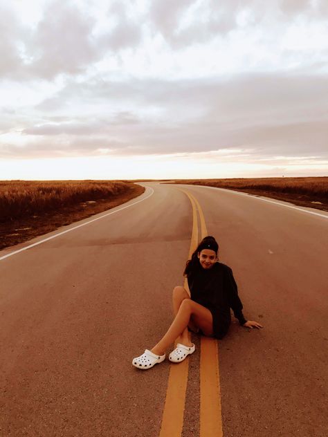 In The Road Photoshoot, Road Pictures Ideas Photo Shoot, Roadtrip Photoshoot, Photoshoot Ideas Sunset, Road Photoshoot, Future Photoshoot, Sunset Photoshoot, Travel Photoshoot, Road Pictures