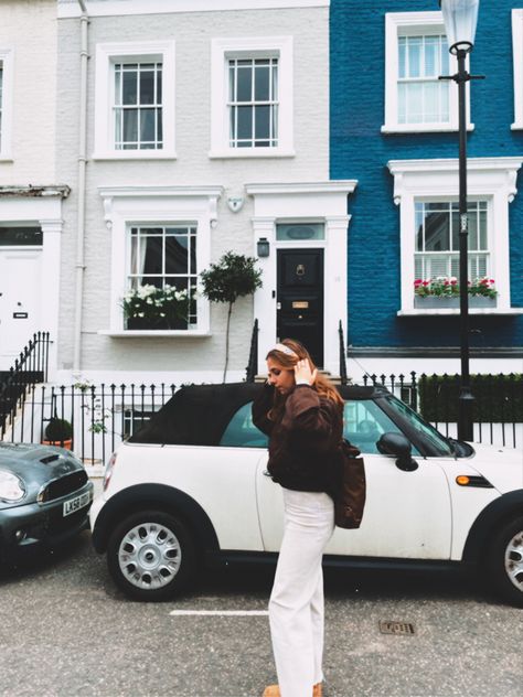 Aesthetic Notting hill white and blue houses colorful houses PHOTOSHOOT ideas London uk London Aesthetic Notting Hill, Notting Hill Bookshop, Photoshoot London, London Outfits, Pic Aesthetic, Notting Hill London, Aesthetic Photoshoot, London Aesthetic, London Outfit