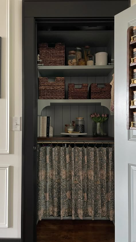 Pantry Makeover Diy, Pantry Curtain, Small Pantry Makeover, Small Pantry Closet, Tiny Pantry, Country Kitchen Ideas, Small Pantry Organization, Country Vibes, Pantry Makeover