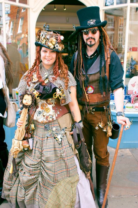 Steampunk Couple, Punk Festival, Steampunk Costumes, Steampunk Stuff, Steampunk Men, Steampunk Festival, Mode Steampunk, Steampunk Pirate, Steampunk Halloween