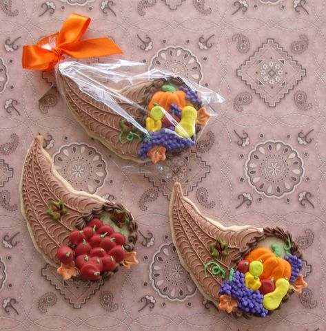 Cornucopia  Cornucopia Thanksgiving Cookies  #featured-cakes #graceheer #leannew #cakecentral Cornacopia Craft, Fall Decorated Cookies, Thanksgiving Cornucopia, Onesie Cookies, Fondant Flower Tutorial, Thanksgiving Cakes, Thanksgiving Time, Thanksgiving Cookies, Cookie Company