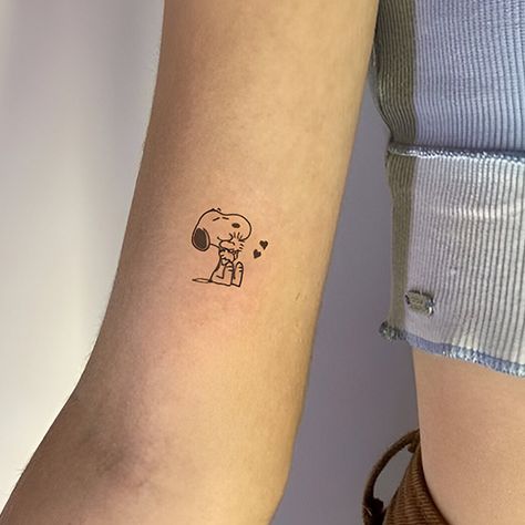 Celebrate Thanksgiving in Style: 16 Snoopy Tattoos for Women Small Snoopy Tattoo, Snoopy And Woodstock Tattoo, Lil Tattoos, Thanksgiving Style, Snoopy Tattoo, Her Tattoo, Pilgrim Hat, Thanksgiving Fashion, Tattoo Collection