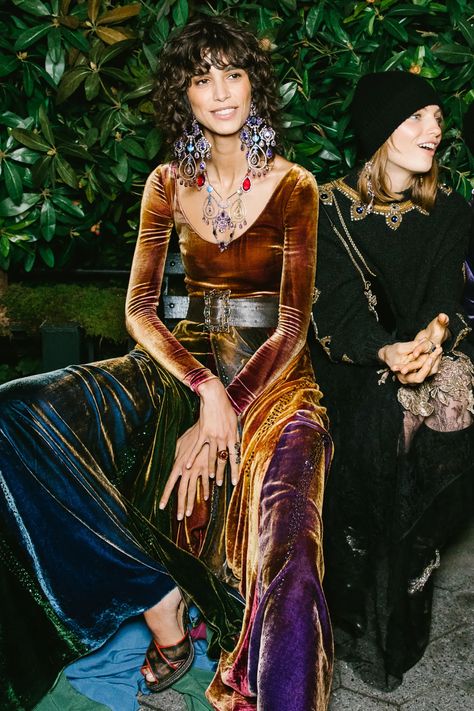 The Most Unforgettable Moments From 35 Years of New York Fashion Week | Vogue Wizard Fashion Aesthetic, Parissiene Style, Whimsigothic Fashion, 70s Glam Fashion, Velvet Outfit Ideas, Art Show Outfit, Mystic Fashion, Funky Formal, Whimsigoth Fashion