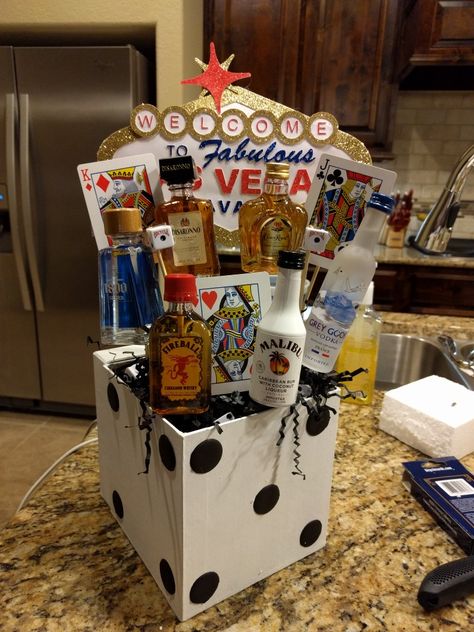 Las Vegas gift basket Casino Gift Ideas Diy, Vegas Goodie Bags Birthday, Casino Night Party Gifts, Las Vegas Gift Basket Ideas, Las Vegas Themed Gift Basket, Vegas Birthday Gift Ideas, Poker Themed Gift Basket, Vegas Party Ideas Decor, Casino Basket Ideas