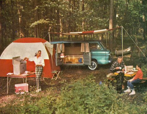 Camping '60s style, with Chevy Corvair Greenbrier van. Mundo Hippie, Sports Wagon, Camping Aesthetic, Vw Vintage, Bus Life, Hippie Van, Van Living, Hippie Life, Vw T1