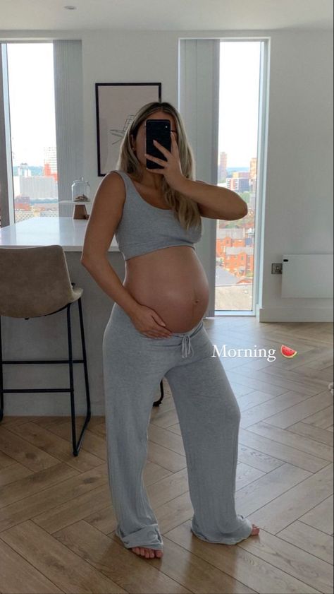 Prego Outfits, Make Passive Income Online, Pregnancy Belly Photos, Cute Pregnancy Pictures, Trendy Maternity Outfits, Preggo Fashion, Pretty Pregnant, Stay At Home Moms, Single Moms