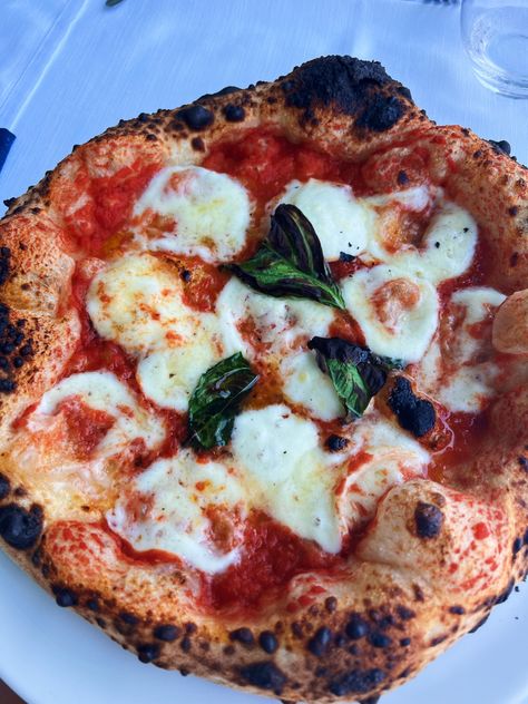 Italian pizza, red sauce, mozzarella, basil, pizza aesthetics, pleasant to see Pizza Margherita Aesthetic, Pizza Margherita Napoli, Italian Pizza Aesthetic, Italian Food Photography, Naples Pizza, Napoli Pizza, Napoli Food, Ital Food, Fast Food Items