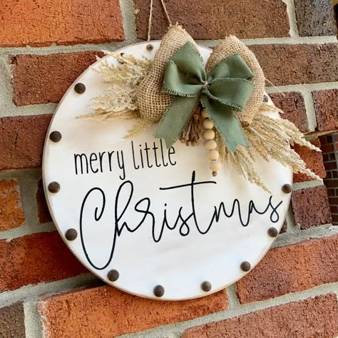 Boho Christmas Door Hanger, Round Sign Ideas, Boho Door Hanger, Door Rounds, Wooden Rounds, Christmas Door Hangers, Round Signs, Door Hanger Ideas, Wooden Christmas Crafts