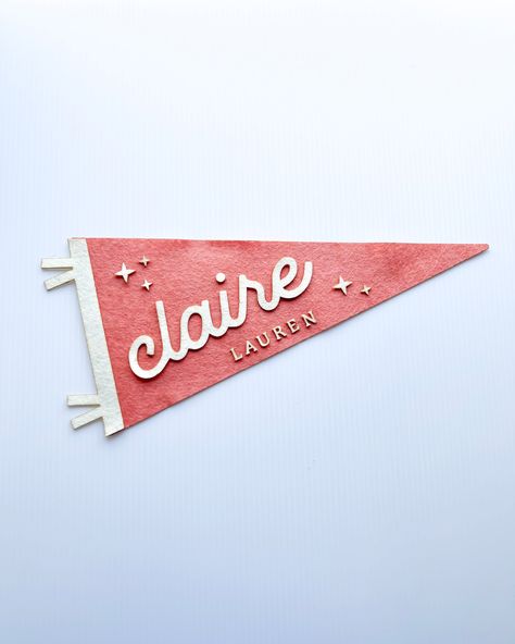 Our handmade personalized felt pennants are perfect for a baby name or birth announcement, engagement announcement, wall decor, or gift. We found that college dorm-ers LOVE these to make them feel more at home in their dorms! Each pennant is hand made with felt colors of your choice and fun font in your name/word choice is attached with adhesive. No stitching or sewing that can snag or come undone! We offer 2 size of flags for you to choose from! Want to customize it even further? Send me a message before placing your order so I can work with you to get exactly what you envision! This listing is for one pennant flag milestone sign - perfect for new born photos!PRODUCT DETAILS• Felt• Small is approx. 7.5" x 4" • Large is approx. 12" x 6"• Tassel and font colors come in standard off white - Front Door Pennant Flag, Diy Pennet Flags, Name Pennant Flag, Diy Name Pennant Flag, Pennant Flags Diy, Felt Pennant Diy, Colorful Baby Shower Ideas, Diy Pennant Flags, Felt Banner Diy