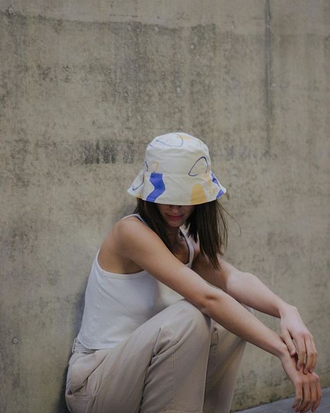 Bucket Hat Poses, Bucket Hat Photoshoot Ideas, Bucket Hat Picture Ideas, Bucket Hat Product Photography, Bucket Hat Pictures, Ariana Photoshoot, Bucket Hat Photoshoot, Bucket Hat Editorial, Bucket Hat Selfie