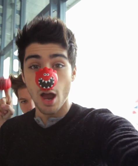 Zayn-One Way Or Another Zayn Malik Old Pics, Zayn Malik Laughing, Zayn Malik One Direction, Zayn Unseen Pics, Zayn Malik Before One Direction, Zayn Meme Funny, Blurry Background, Night Changes, Zayn Malik Photos