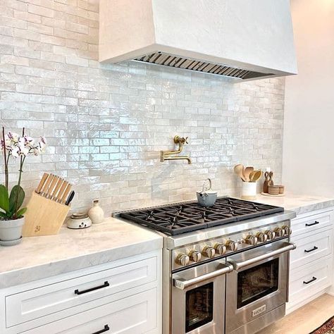 Kitchen backsplash with white cabinets