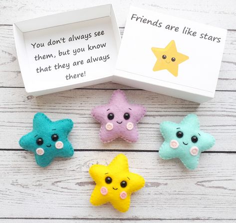 You are a star! Pocket hug with a love card is a great gift for girlfriend, gift for best friend, long distance friendship gift. These hand sewn felt pocket h Needle Felted Birthday Gifts, Support Gifts Friends, Gift For Friendship Day, Homemade Gifts For Friends Christmas, Pocket Hugs Diy, Cricut Gifts For Friends, Friendship Day Diy, Gift For Long Distance Girlfriend, Diy Friendship Gifts