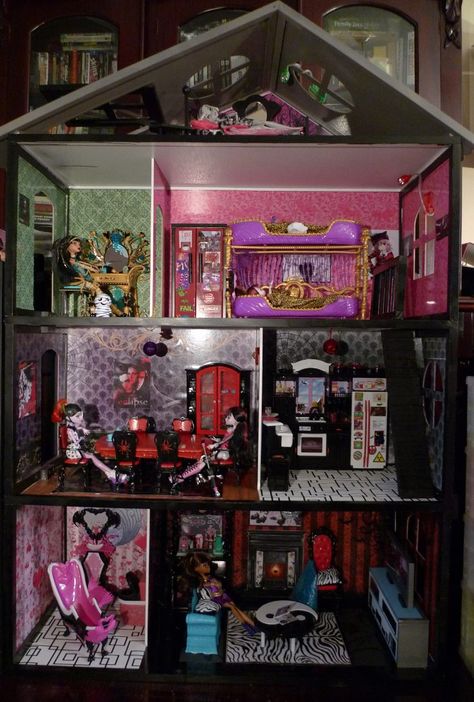 ideas Monster High House Diy, Monster High Doll House Diy, Custom Doll House, Diy Monster High Dollhouse, Bratz Doll House, Bratz House, Monster High Doll House, Monster High Diy, Monster High Crafts