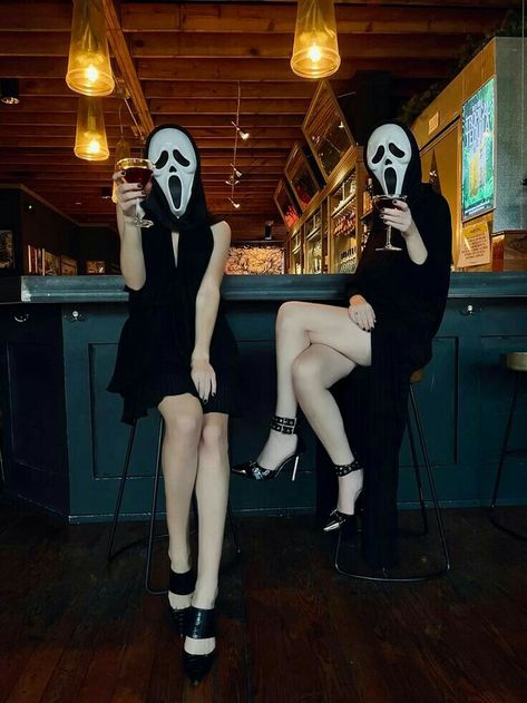 Girl Scream Costume, Scream Mask Photoshoot, Female Scream, Bff Night, Ghostface Costume, Scream Outfits, Scream Costume, Mask Photoshoot, Spooky Photos