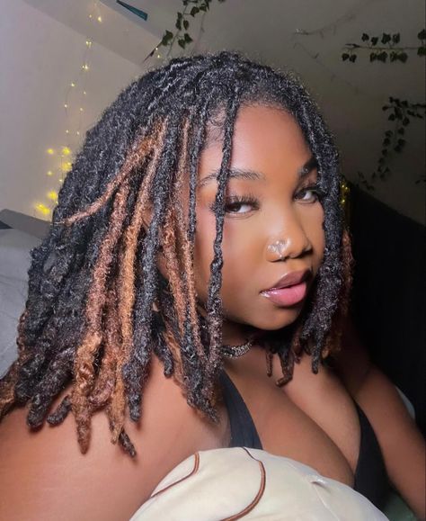 Black Locs With Highlights, Loc Girl Aesthetic, Locs Skunk Stripe, Two Tone Locs, Black Hairstyles For Round Faces, Locs Colors, Dreads Black Women, Dyed Dreads, Short Dreadlocks Styles