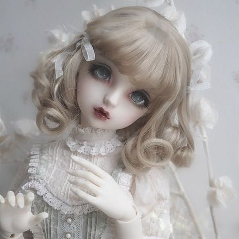 Porcelain Doll Aesthetic, Bjd Dolls Girls, Doll Aesthetic, Doll Clothes Barbie, Fantasy Doll, Victorian Dolls, Doll Repaint, Pretty Dolls, Doll Hair