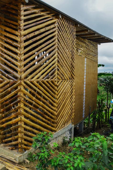 The House of Meche: Workshop of Local Construction Practices / ENSUSITIO Arquitectura | ArchDaily Bambu House, Bahay Kubo Design, Bamboo Screen, Wall Partition Design, Bamboo Diy, Bamboo Building, Bamboo Screening, Outdoor Restaurant Design, Bamboo House Design