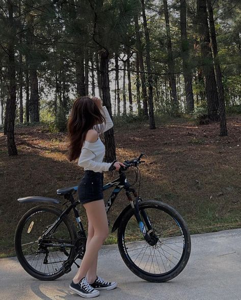 Bike Poses For Women, Bicycle Aesthetic, Bike Aesthetic, Sports Aesthetic, Bicycle Girl, Trik Fotografi, Instagram Photo Inspiration, Hair Tips, Cute Poses