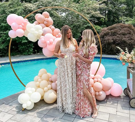 Poolside bridal shower, balloon arch Bridal Shower Pool Decorations, Poolside Bridal Shower Ideas, Pool Bridal Shower Ideas, Pool Party Bridal Shower Ideas, Bridal Shower Pool Party, Bridal Shower Balloon Arch, Shower Balloon Arch, Bridal Shower Balloon, Garden Party Bridal Shower