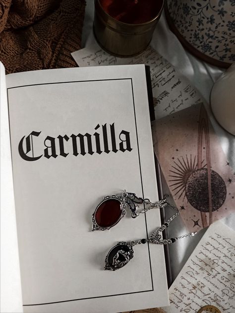 Vampire. Books. Dark academia. Gothic literature. Classics. Classic Gothic Literature, Gothic Books Aesthetic, Gothic Literature Aesthetic, Dark Academia Book Aesthetic, Gothic Academia Aesthetic, Vampire Academia, Hannibal Abigail, Dark Academia Vampire, Books Dark Academia